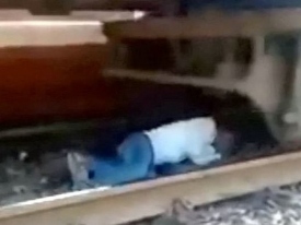 В Индии мужчина чудом остался жив, прыгнув под поезд 