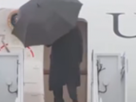 Ну и черт с ним: Трамп выбросил «непослушный» зонт из самолета 