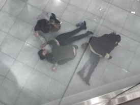 В России женщина спрыгнула с четвертого этажа торгового центра прямо на другую посетительницу (18+)   