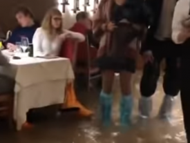 Потоп потопом, а обед по расписанию: сеть поразило видео из итальянского ресторана 