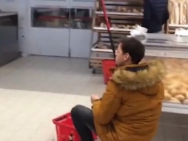 В России задержали рыбака, ловившего сазанов на удочку в супермаркете 