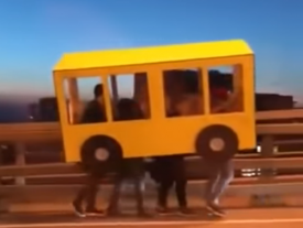 Четверо россиян прикинулись автобусом, чтобы перейти мост, закрытый для пешеходов 
