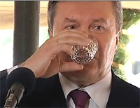 Как Янукович пил водку с ветеранами 