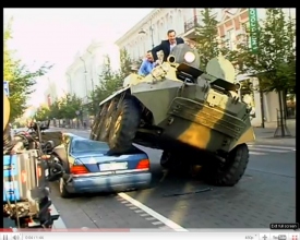 Мэр Вильнюса на БТР раздавил «Мерседес», припаркованный на велосипедной дорожке 