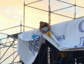В Луганске перед выступлением Вакарчука над сценой отрезали логотип Партии регионов