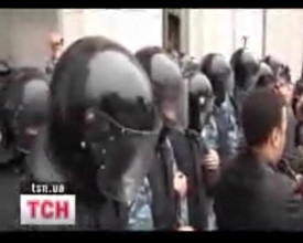 Митингующие снесли ограждение у Верховной Рады, правоохранителей забросали тыквами 