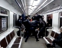 Футбольные фанаты устроили драку в киевском метро