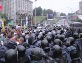 «Беркут» выгоняет митингующих из фан-зоны Евро-2012 на Майдане Незалежности