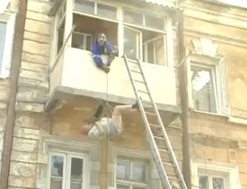 В Одессе людей спускали на веревках их горящего дома