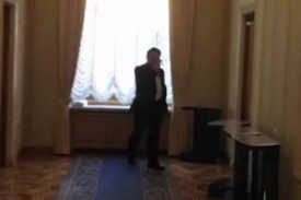 Народные депутаты курят прямо в коридорах Верховной Рады