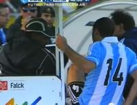 Футболиста сборной Аргентины удалили за... удар водителя электрокара