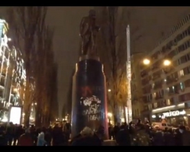 В центре Киева протестующие повалили и разрушили памятник Ленину 