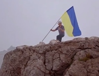 На вершине горы Ай-Петри в Крыму подняли украинский флаг