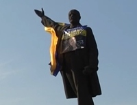 В Запорожье памятник Ленину завернули во флаг Украины
